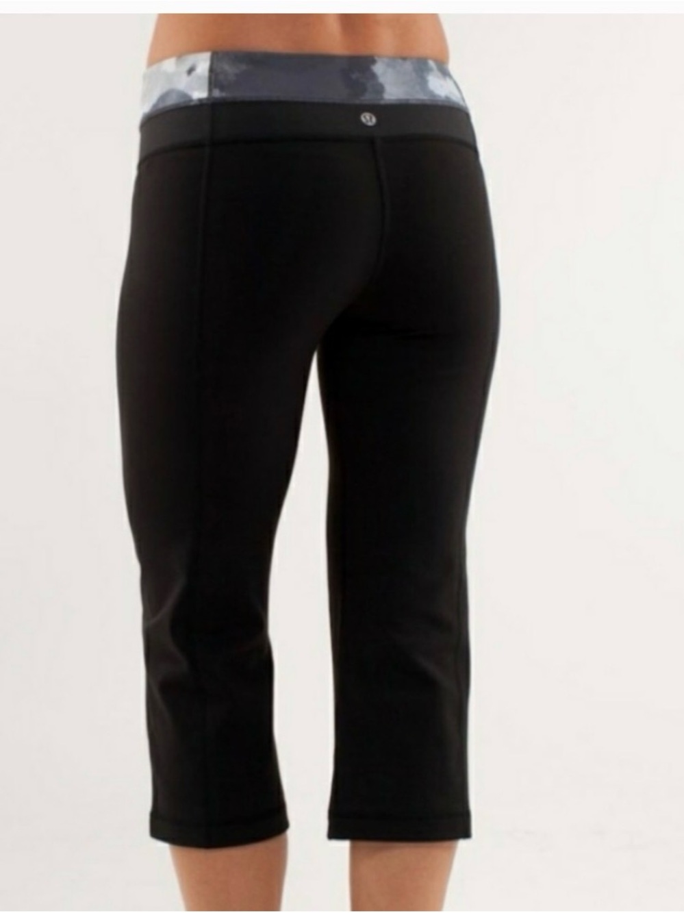 Lululemon Women’s Black Groove Cropped Waistband Luon Capris - Size 4